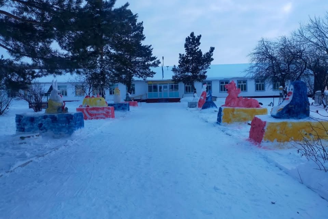 Мектеп алаңы жаңа жылдық мерекеге әзірленді.