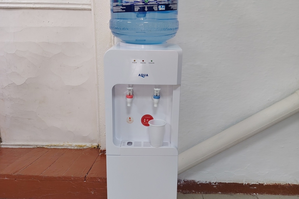 В нашей школе установлен новый кулер для воды, предоставленный Районным отделом образования. Теперь учащиеся  имеют постоянный доступ к чистой питьевой воде. Благодарим за заботу о здоровье и комфортных условиях для образовательного процесса!